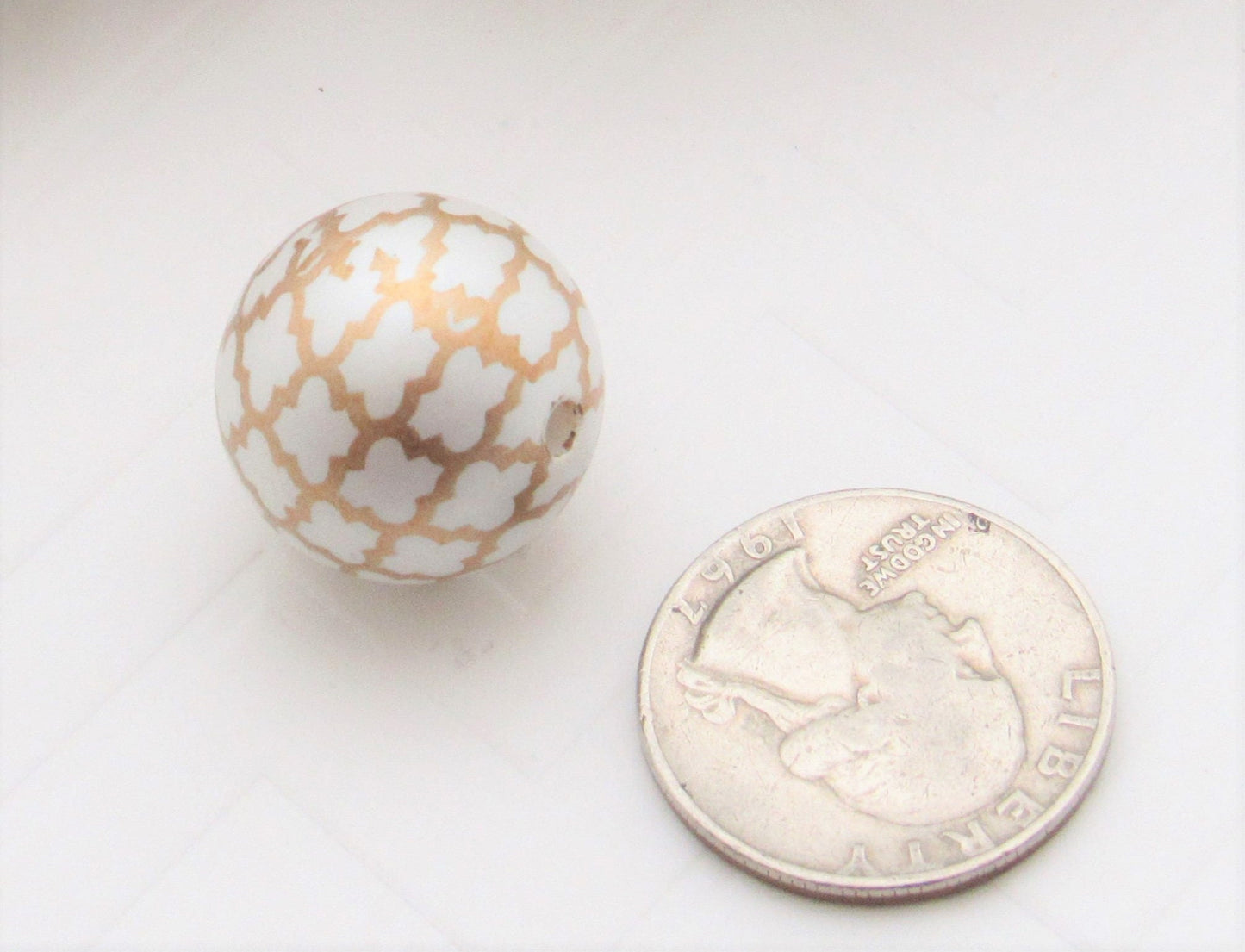 20mm Gold on White Quatrefoil Printed Pearls, Bubblegum Beads, Chunky Gumball Beads, Bubblegum Bead Supply, Chunky Printed Pearl Beads
